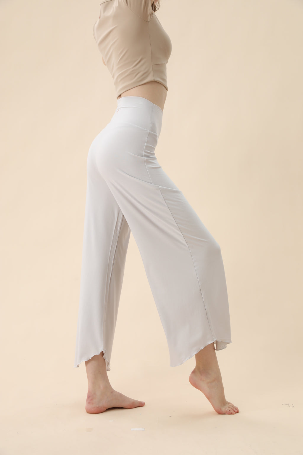 Pantalón deportivo mujer wide leg beige lateral - Fieder