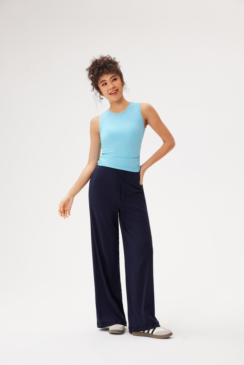 Top deportivo sin mangas crop copas integradas Fieder - Azul vista lateral