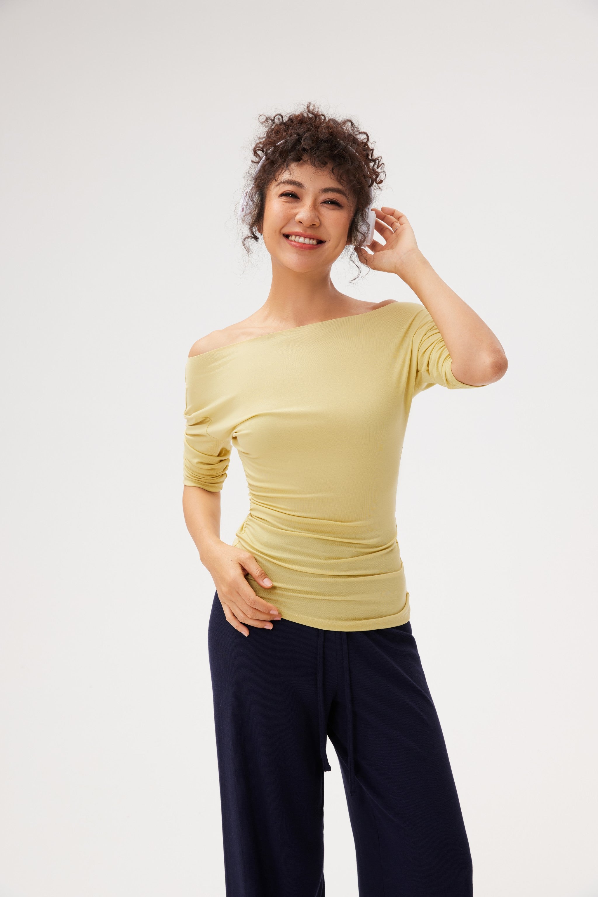 Top de Yoga de Manga Larga con Hombros Descubiertos y Fruncido Lateral