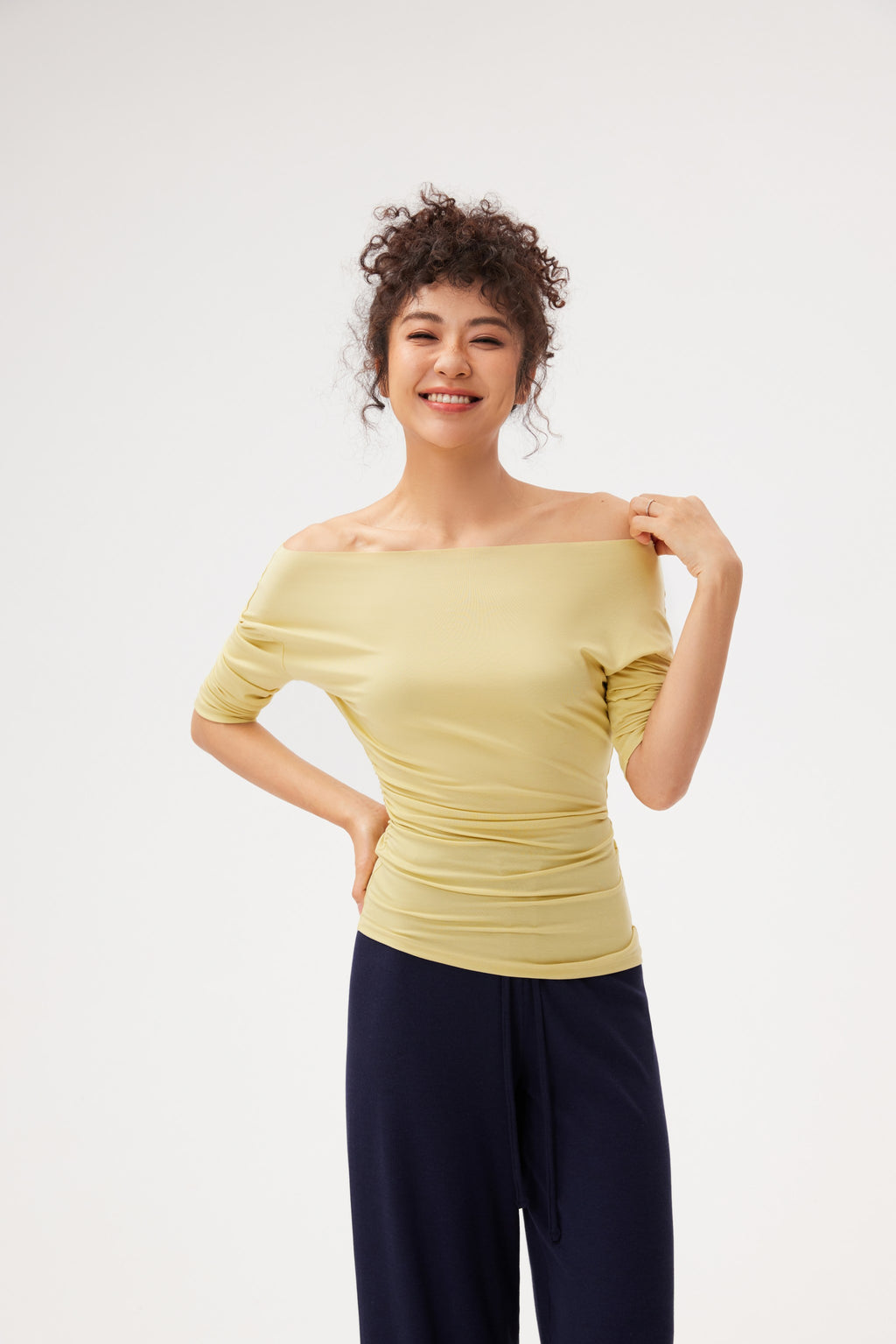 Camiseta mujer hombro descubierto drapeada beige - Fieder