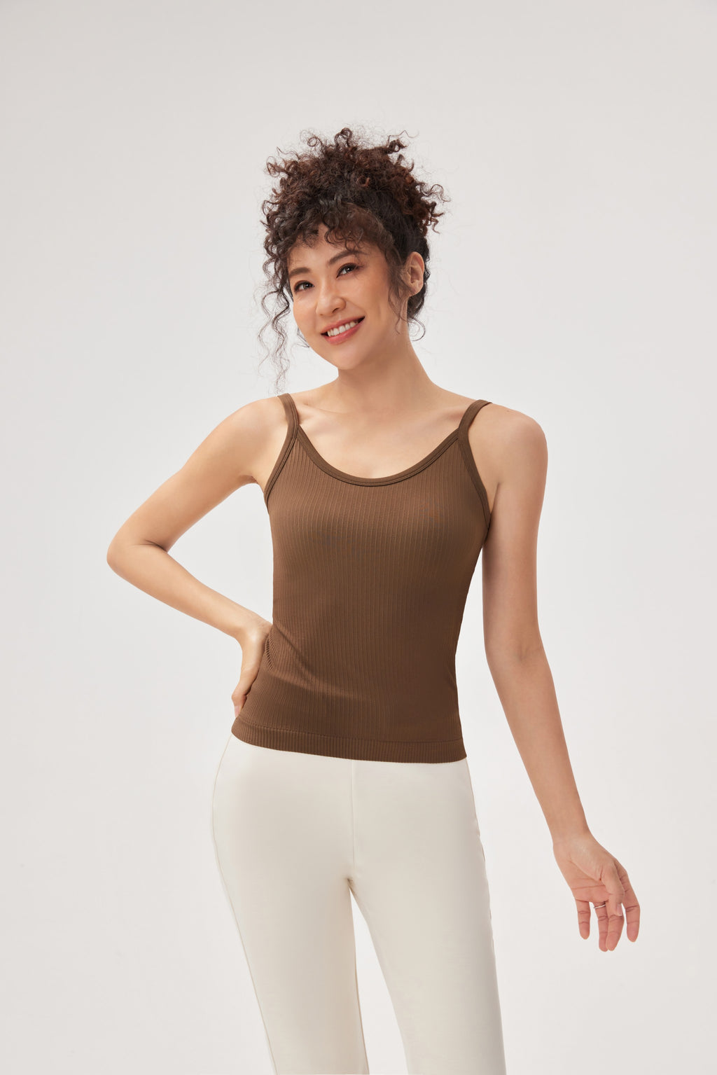 Top deportivo elegante espalda limpia secado rápido Fieder - Marrón claro vista frontal
