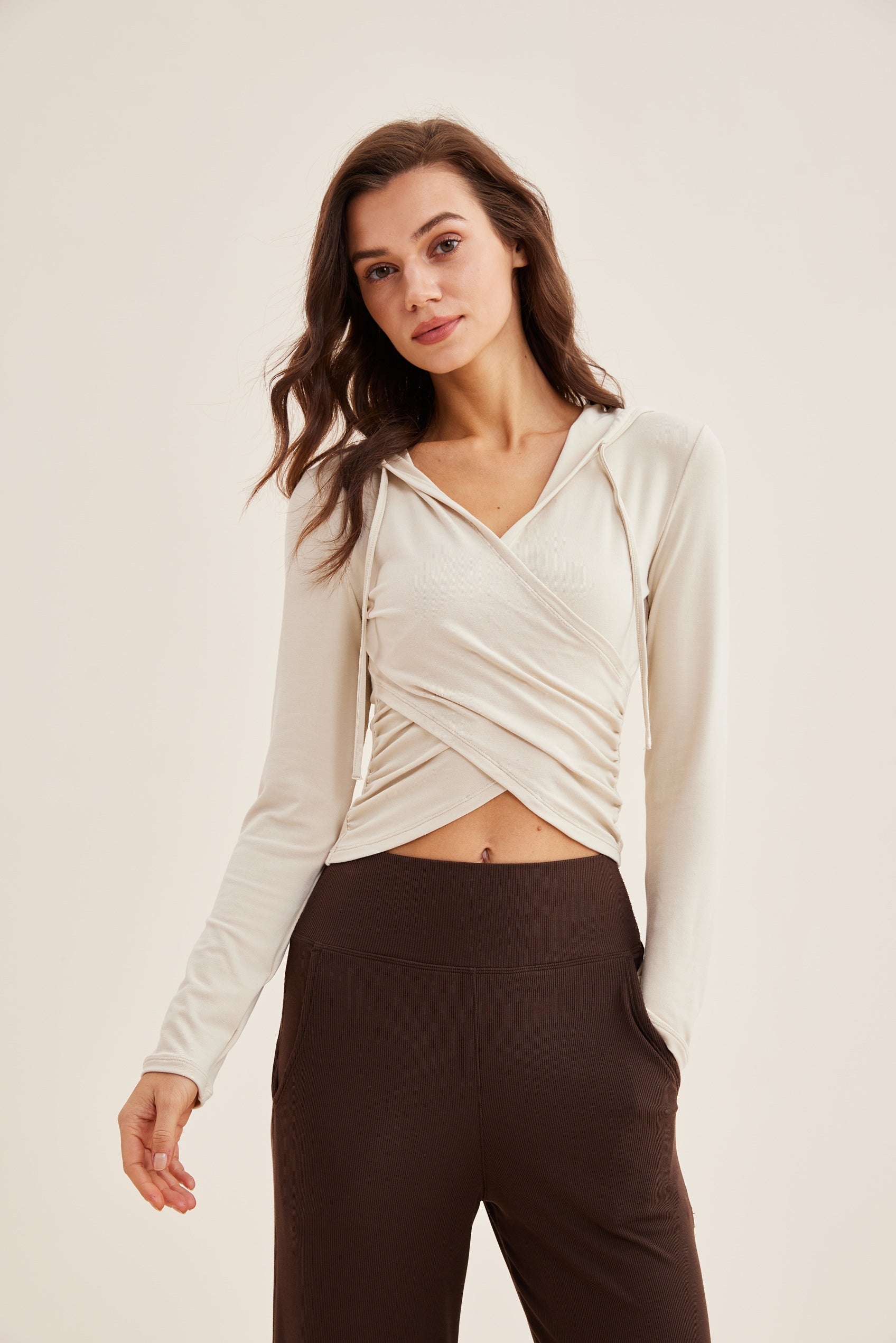 Camiseta de manga larga Moonlight con diseño envolvente - Cordón lateral ajustable, escote en V moderno, comodidad y estilo para yoga y momentos casuales.