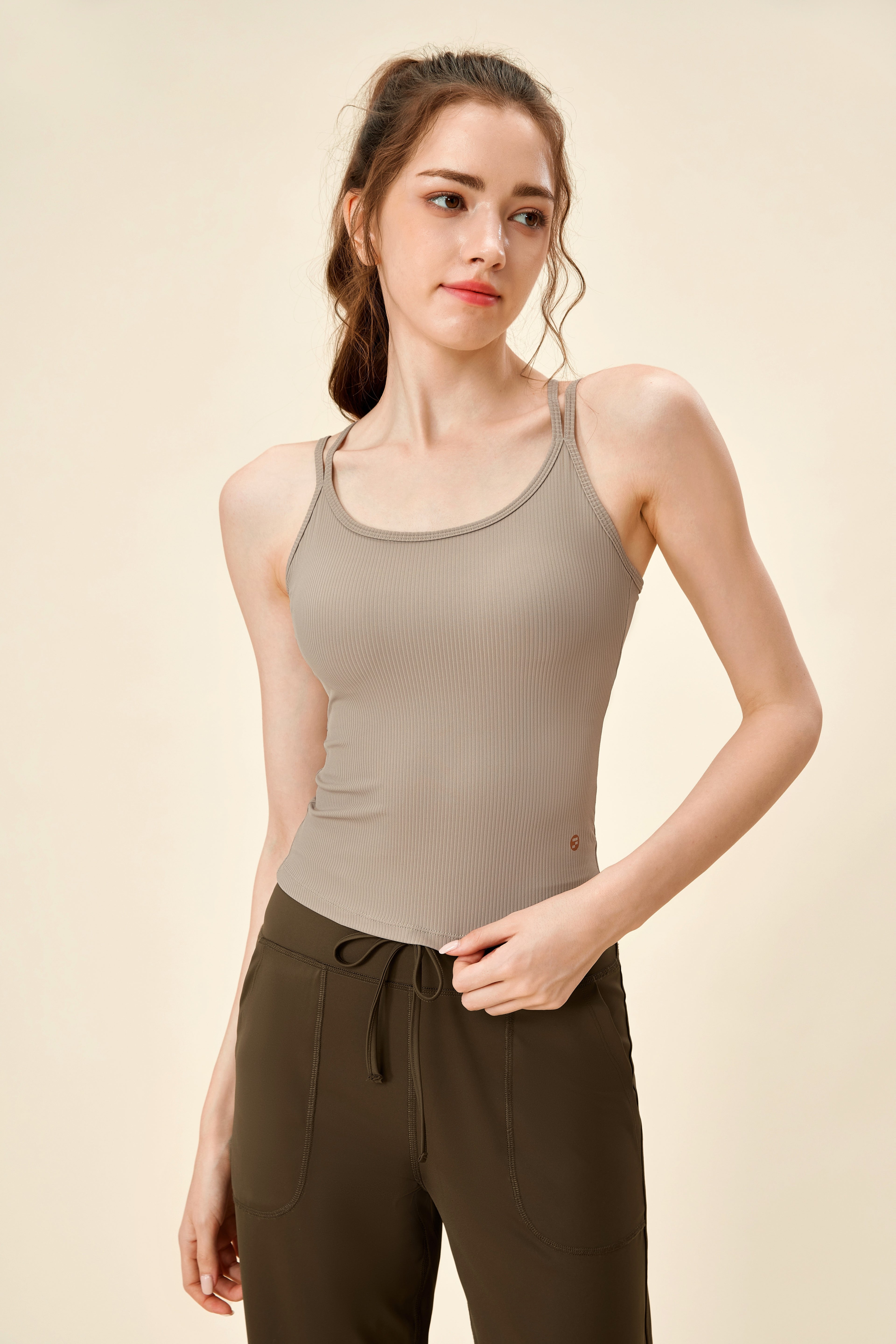 Camiseta deportiva LeFeng - Diseño sencillo y ajustado, tirantes finos que realzan la figura, ideal para yoga, uso diario y actividades ligeras.