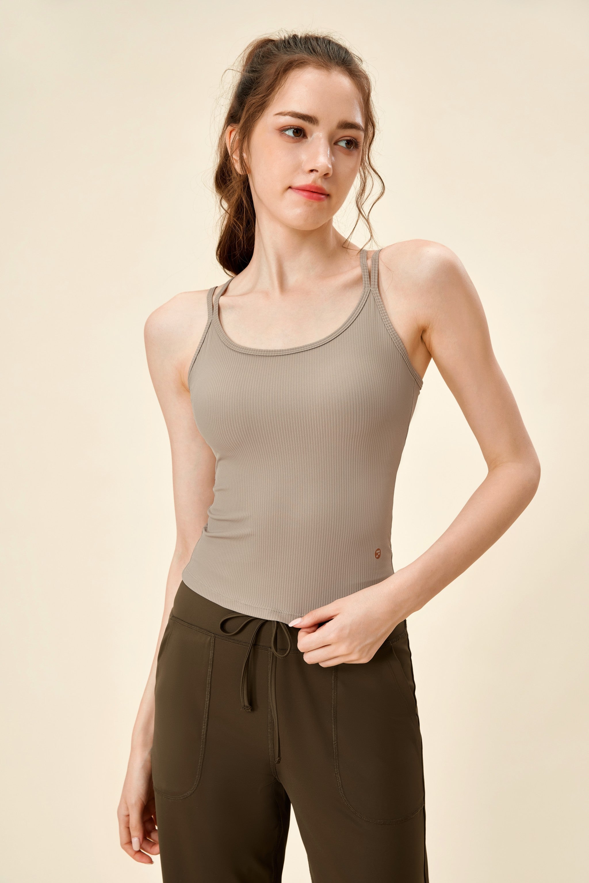 Top de Yoga de Tirantes Finos con Espalda Estilizada