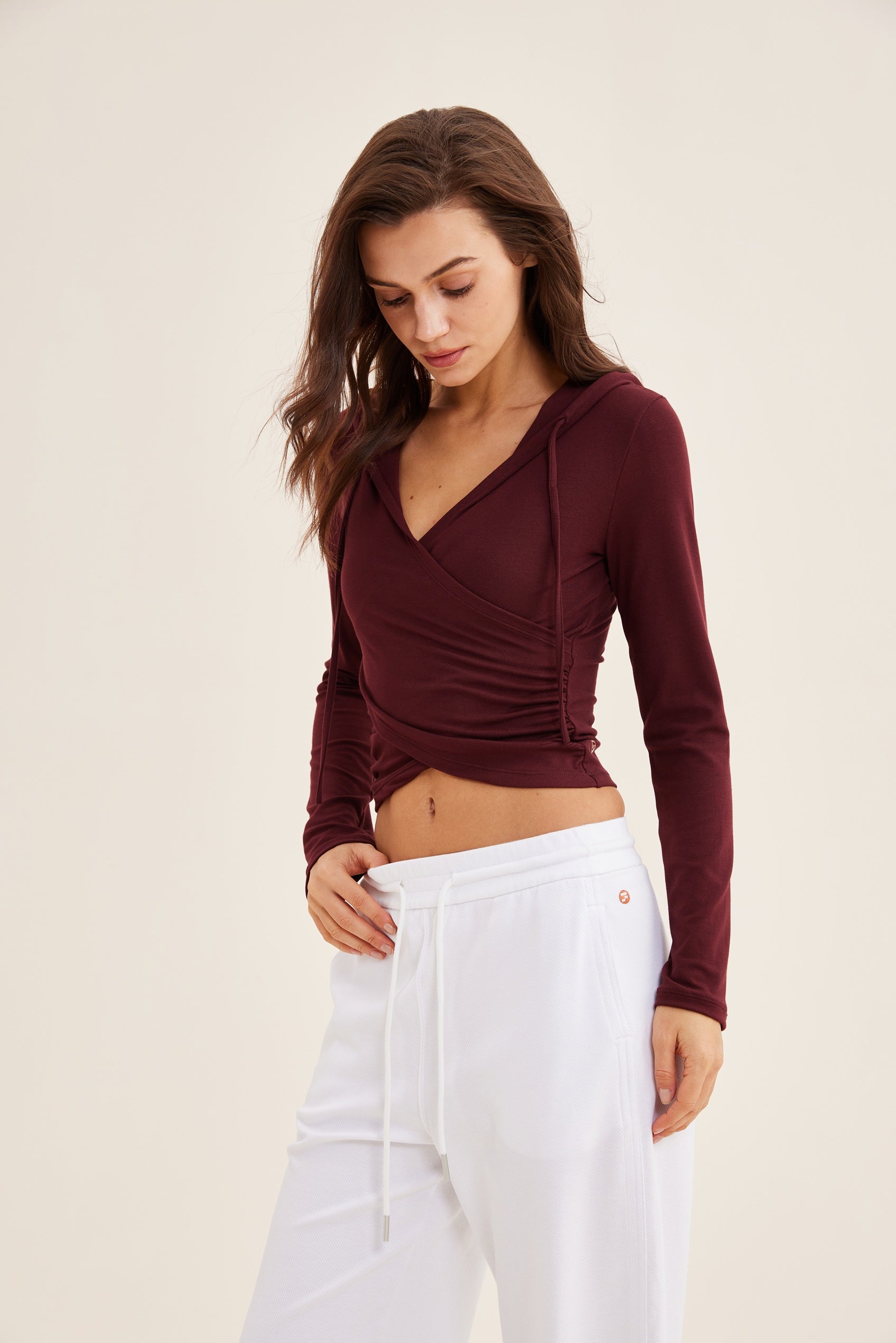 Camiseta de manga larga Moonlight con diseño envolvente - Cordón lateral ajustable, escote en V moderno, comodidad y estilo para yoga y momentos casuales.