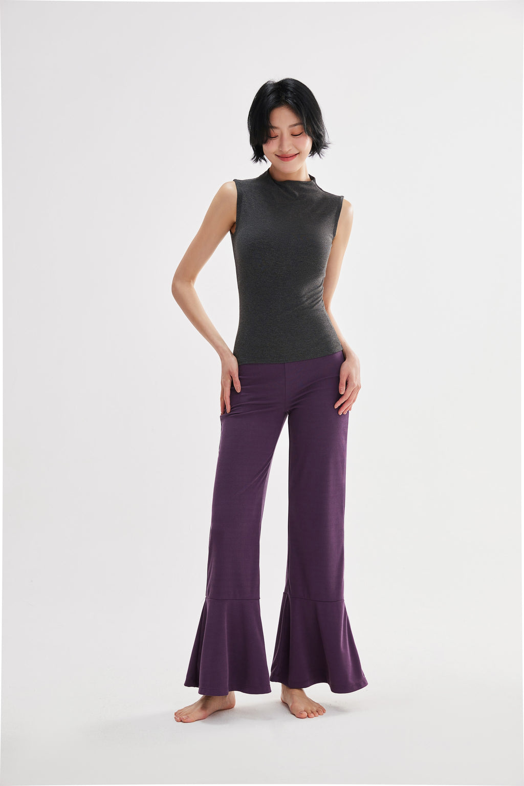 Top mujer cuello alto sin mangas gris outfit - Fieder
