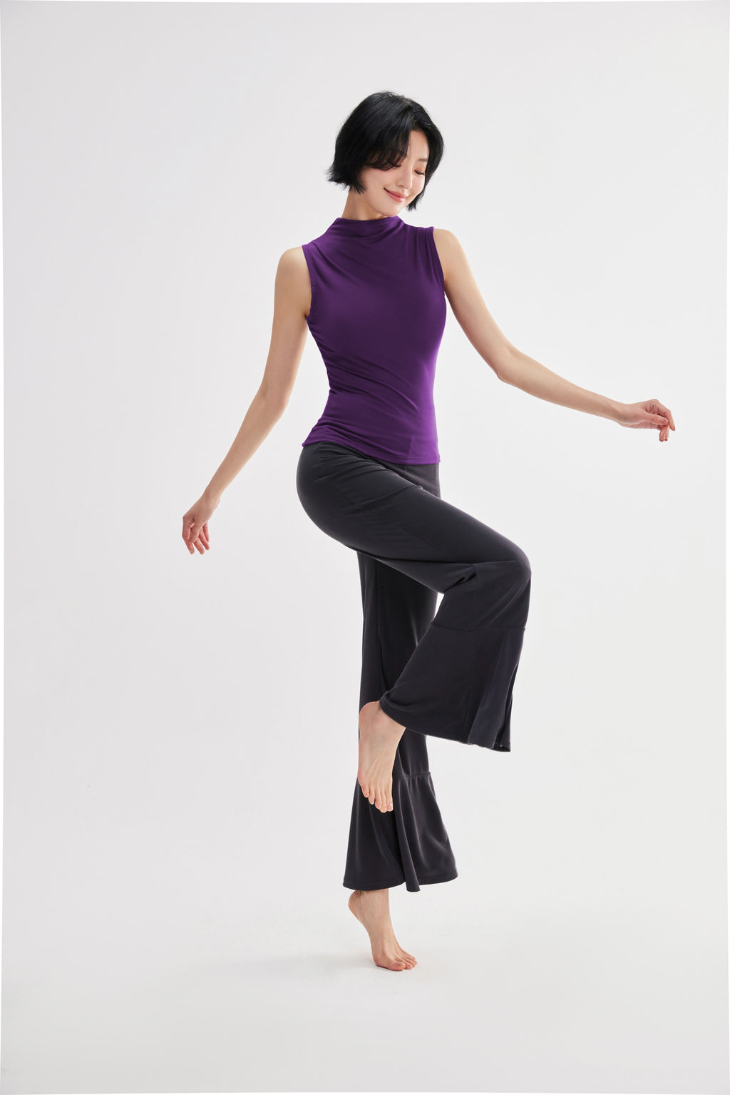 Top mujer cuello alto sin mangas púrpura outfit - Fieder