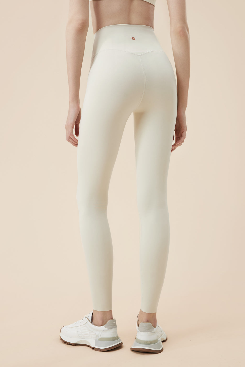 Leggings deportivos Fieder color blanco, corte high waist, tela compressiva, modelo vista frontal