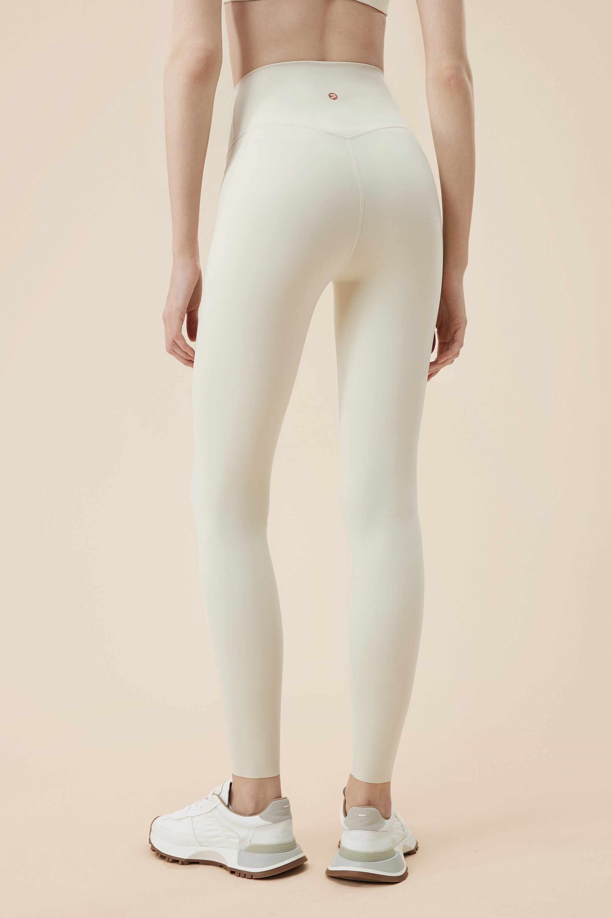 Leggings deportivos Fieder color blanco, corte high waist, tela compressiva, modelo vista frontal