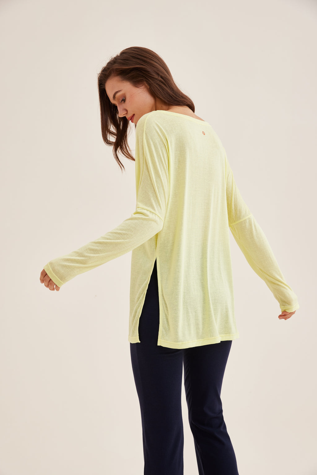 Camiseta deportiva mujer manga larga oversize amarilla lateral - Fieder