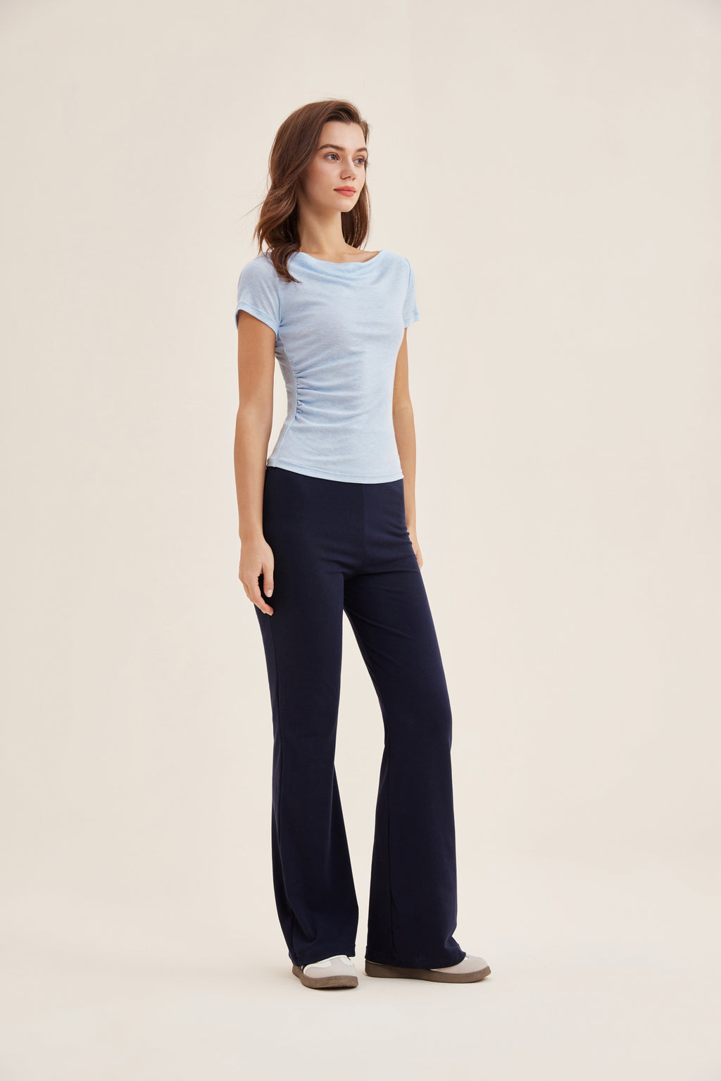 Camiseta mujer cuello barco entallada azul outfit - Fieder