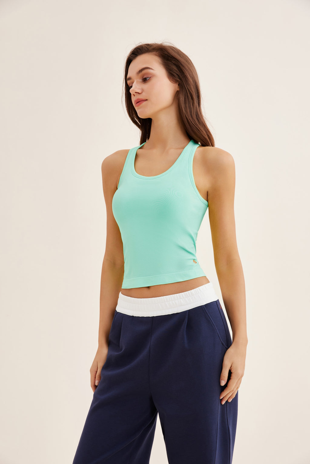Top deportivo mujer tirantes anchos blanco outfit - Fieder