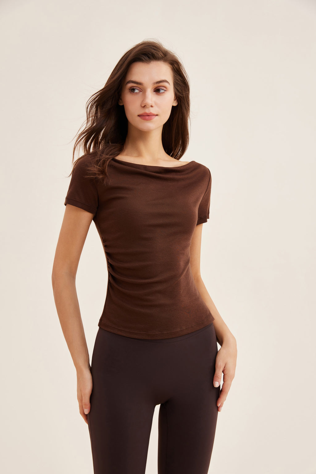 Camiseta mujer cuello barco entallada marrón - Fieder