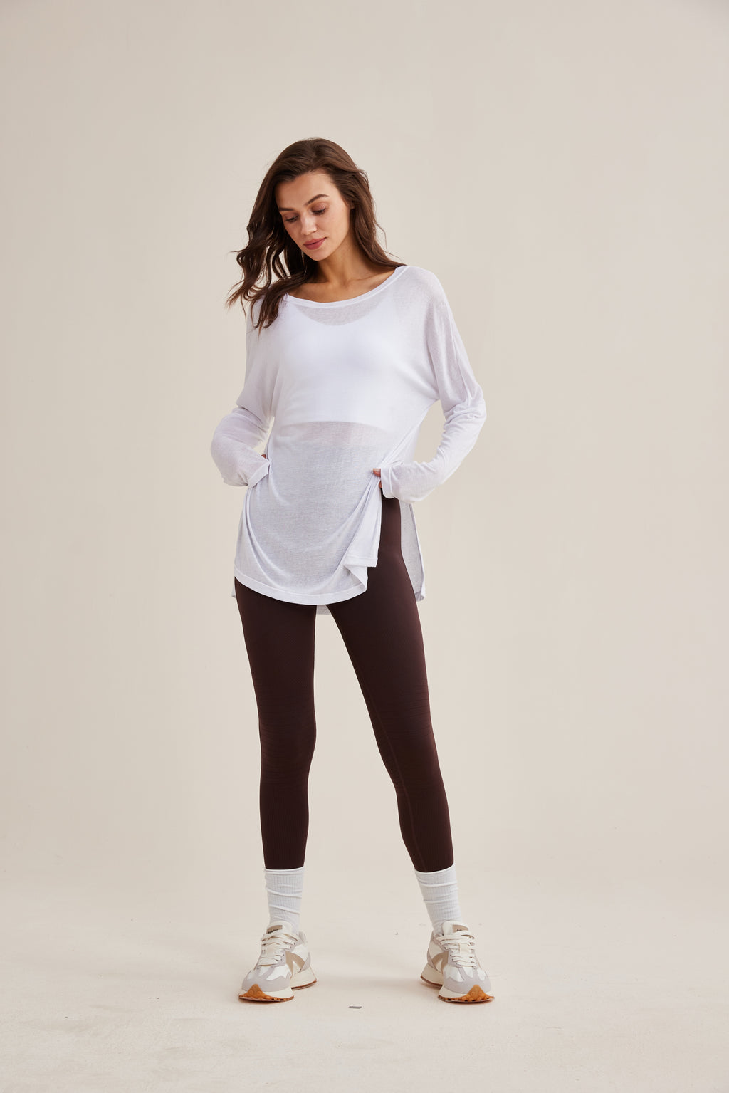 Camiseta deportiva mujer manga larga oversize blanca outfit - Fieder