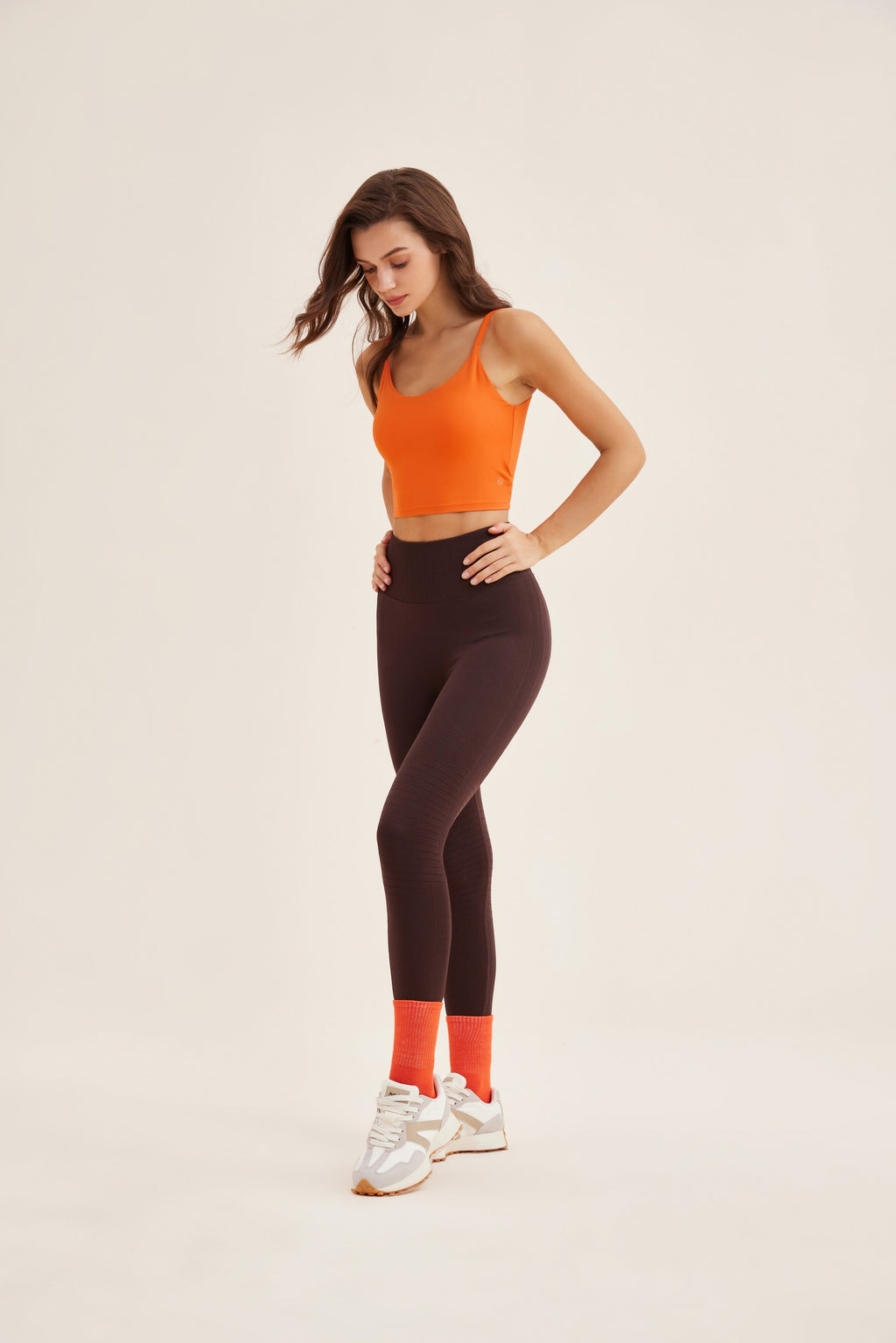 Top deportivo mujer cuello U naranja outfit - Fieder