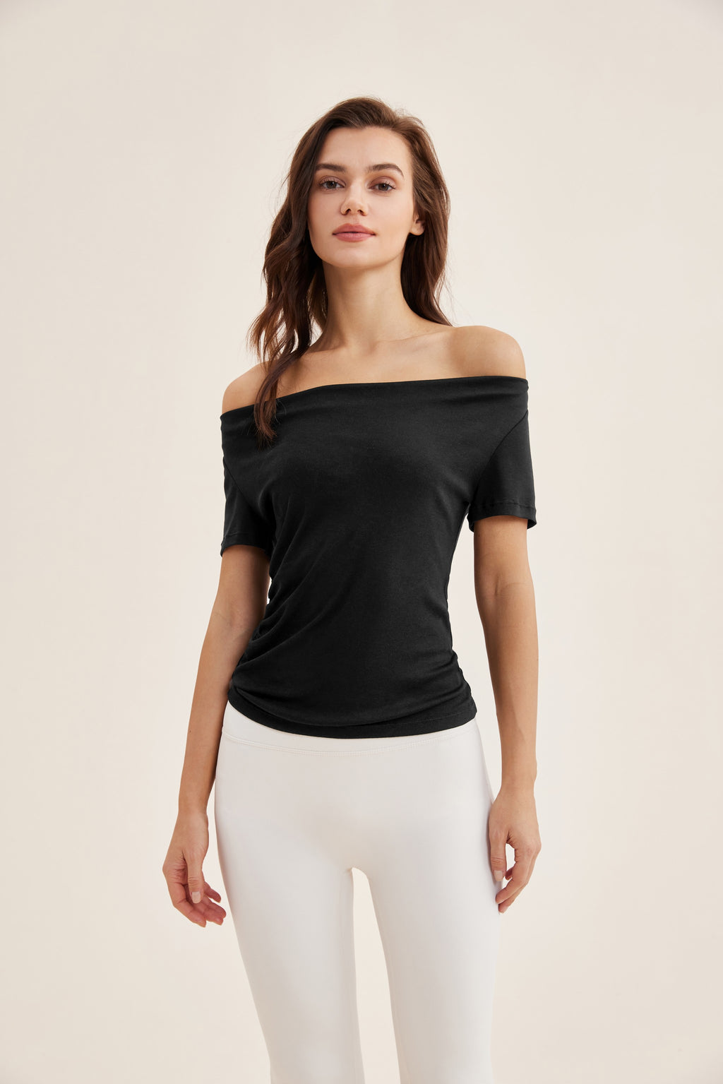 Camiseta mujer hombro descubierto entallada negra outfit - Fieder
