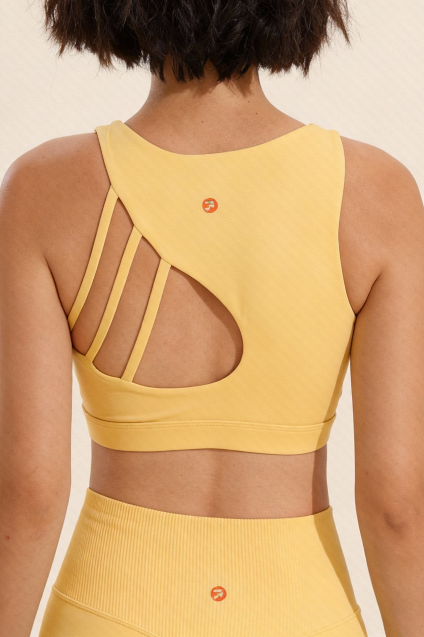 Camiseta ajustada Fan - Diseño minimalista y funcional, espalda estilizada, ideal para deportes y para los amantes del estilo moderno.