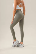 Leggings deportivos Fieder color ceniza, corte high waist, tela compressiva, modelo vista trasera